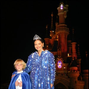 Archives - Ornella Mutti a l'Inauguration de la nouvelle parade Disney Fantillusion A DisneyLand Paris . 28/06/2003 - PARIS