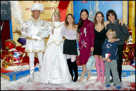 Archives - Ornella Mutti avec ses enfants et petits enfants pour celebrer le Noel d'Eurodisney a DisneyLand Paris . 09/11/2003 - Paris