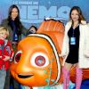 Ornella Mutti avec sa fille & petits enfants a l'avant premiere du film Nemo à Eurodisney . 09/11/2003 - Paris
