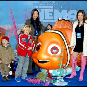 Ornella Mutti avec sa fille & petits enfants a l'avant premiere du film Nemo à Eurodisney . 09/11/2003 - Paris