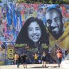 Des fans ont tagué un mur du quartier de Hollywood avec la photo de Kobe Bryant et sa fille Gianna Bryant mort dans un accident d'hélicoptère à Los Angeles, le 8 février 2020