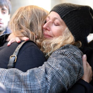 Lisa Azuelos (Fille de la défunte) - Sorties des obsèques de Marie Laforêt en l'église Saint-Eustache à Paris. Le 7 novembre 2019.