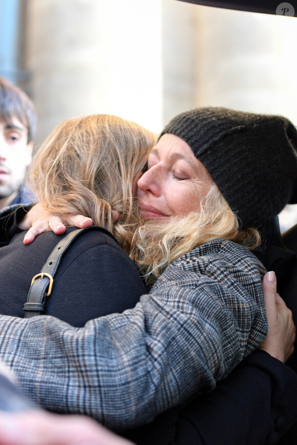 Lisa Azuelos (Fille de la défunte) - Sorties des obsèques de Marie Laforêt en l'église Saint-Eustache à Paris. Le 7 novembre 2019.