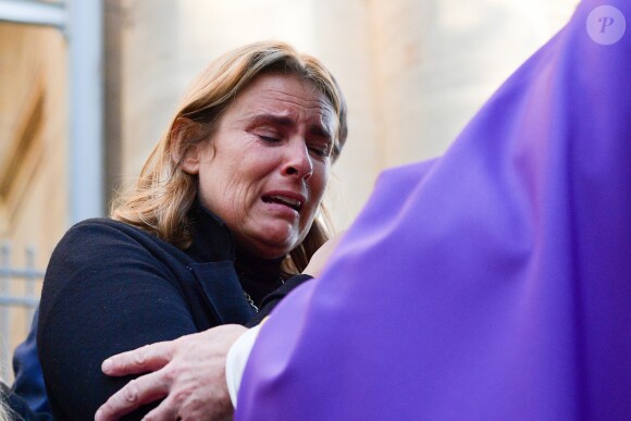 Lisa Azuelos (Fille de la défunte) - Sorties des obsèques de Marie Laforêt en l'église Saint-Eustache à Paris. Le 7 novembre 2019.