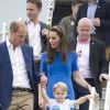 Le prince William, duc de Cambridge, Catherine Kate Middleton, la duchesse de Cambridge et leur fils le prince George de Cambridge assistent au Royal International Air Tattoo à Fairford, le 8 juillet 2016.