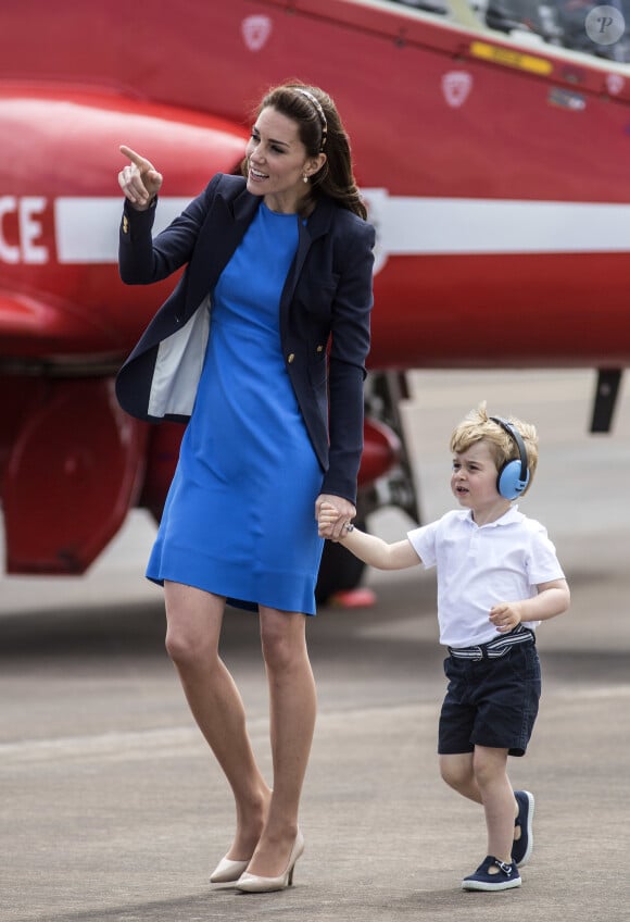 Catherine Kate Middleton, la duchesse de Cambridge et son fils le prince George de Cambridge assistent au Royal International Air Tattoo à Fairford, le 8 juillet 2016.