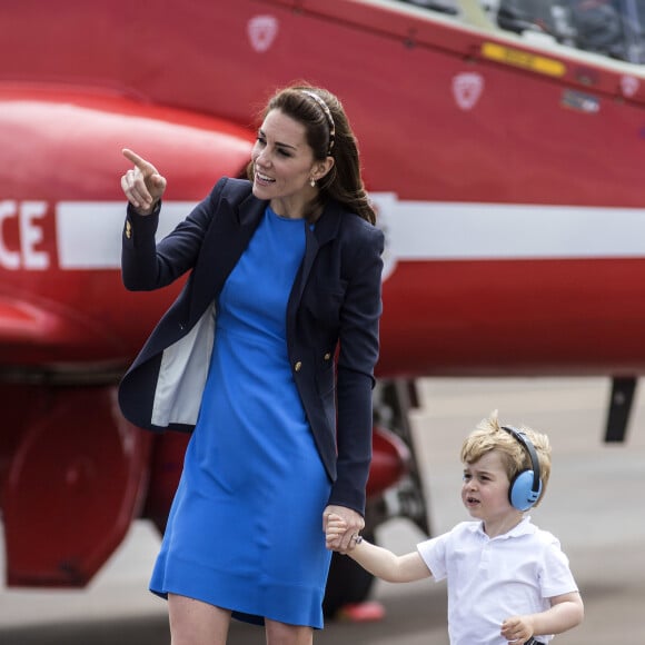 Catherine Kate Middleton, la duchesse de Cambridge et son fils le prince George de Cambridge assistent au Royal International Air Tattoo à Fairford, le 8 juillet 2016.