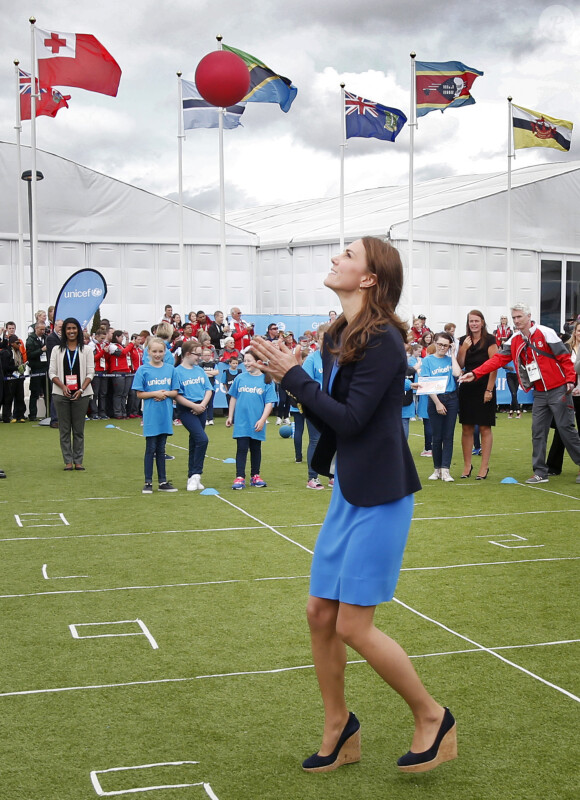 Le prince William, Catherine Kate Middleton, la duchesse de Cambridge et le prince Harry visitent le village des XXèmes Jeux du Commonwealth à Glasgow, le 29 juillet 2014.