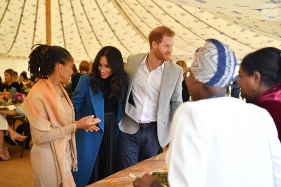 Meghan Markle, duchesse de Cambridge, le prince Harry, duc de Sussex, reçoivent les femmes qui apparaissent dans le livre de recettes ""Together, our community cookbook"" au palais Kensington à Londres le 20 septembre 2018.