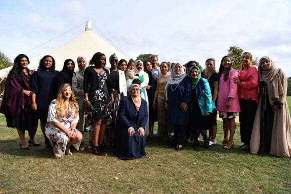 Meghan Markle reçoit les femmes qui apparaissent dans le livre de recettes ""Together, our community cookbook"" au palais Kensington à Londres le 20 septembre 2018.