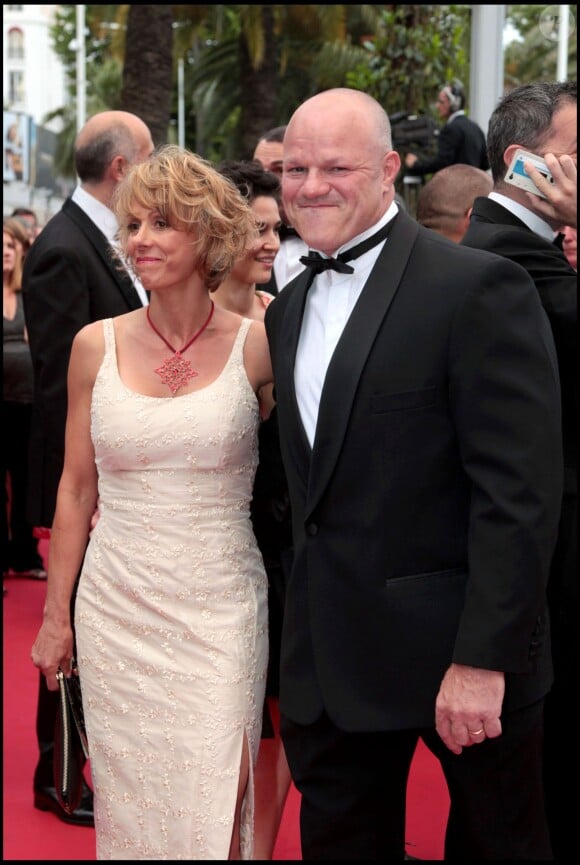 Philippe Etchebest et sa femme - Montée des marches du film La Conquête - 64e festival international du film de Cannes. En 2011.