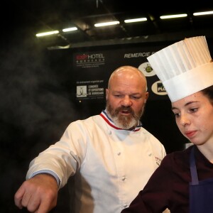 Exclusif - Le chef Philippe Etchebest fait le tour du salon "Exp'Hotel" à Bordeaux le 20 novembre 2017. Il animera de nombreux ateliers, conférences et cours de cuisines en public. Une douzaine de concours également récompenseront les meilleurs chefs et les espoirs de la restauration. Le concours le plus original est cette année sur le thème " La tête de cochon dans tous ses états". © Patrick Bernard/ Bestimage