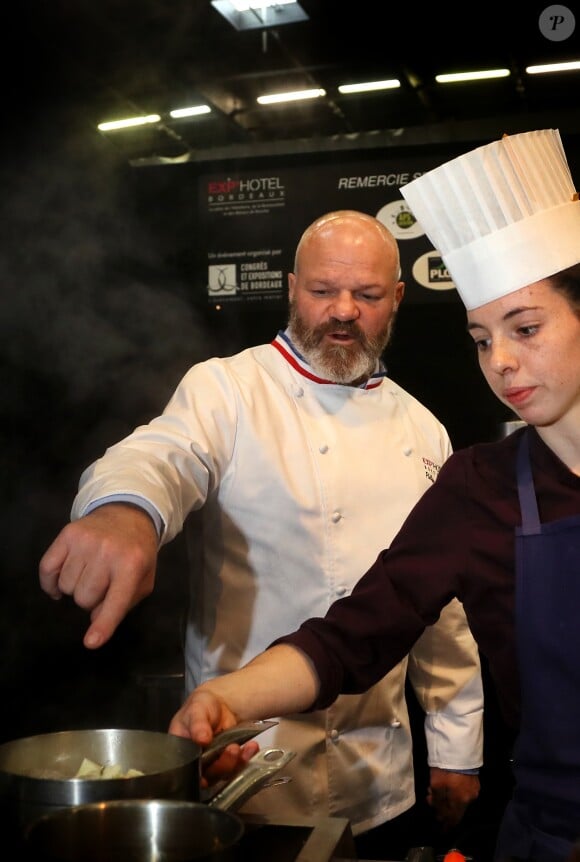 Exclusif - Le chef Philippe Etchebest fait le tour du salon "Exp'Hotel" à Bordeaux le 20 novembre 2017. Il animera de nombreux ateliers, conférences et cours de cuisines en public. Une douzaine de concours également récompenseront les meilleurs chefs et les espoirs de la restauration. Le concours le plus original est cette année sur le thème " La tête de cochon dans tous ses états". © Patrick Bernard/ Bestimage