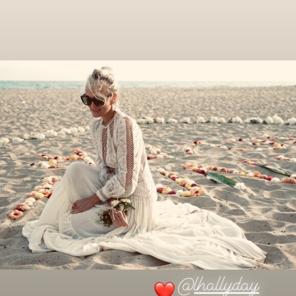 Cérémonie hommage à Johnny Hallyday sur une plage californienne avec Laeticia Hallyday, ses filles Jade et Joy. Le 15 juin 2020, jour de l'anniversaire du rockeur qui aurait fêté ses 77 ans.