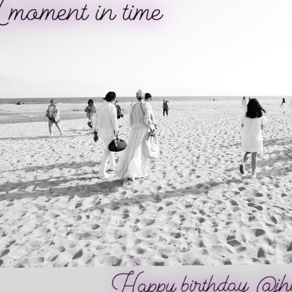 Cérémonie hommage à Johnny Hallyday sur une plage californienne avec Laeticia Hallyday, ses filles Jade et Joy. Le 15 juin 2020, jour de l'anniversaire du rockeur qui aurait fêté ses 77 ans.