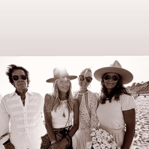 Cérémonie hommage à Johnny Hallyday sur une plage californienne avec Laeticia Hallyday, ses filles Jade et Joy. Le 15 juin 2020, jour de l'anniversaire du rockeur qui aurait fêté ses 77 ans.