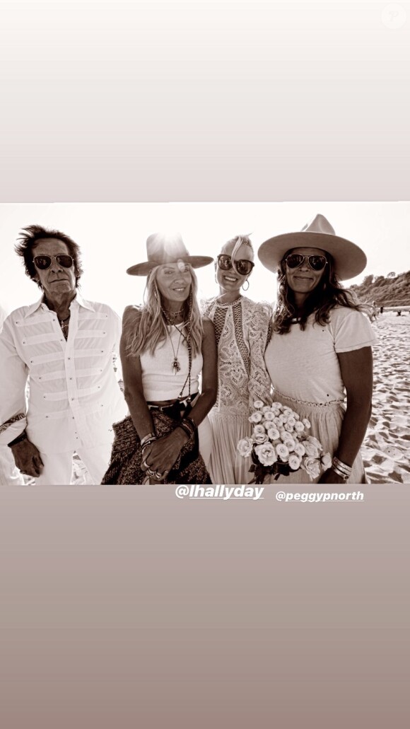 Cérémonie hommage à Johnny Hallyday sur une plage californienne avec Laeticia Hallyday, ses filles Jade et Joy. Le 15 juin 2020, jour de l'anniversaire du rockeur qui aurait fêté ses 77 ans.