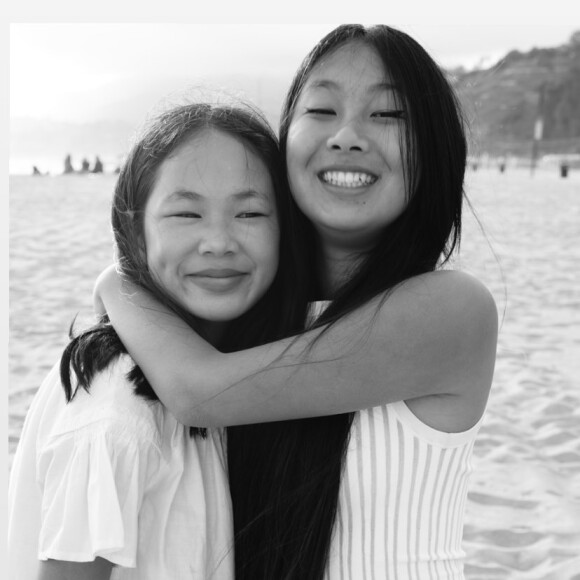 Cérémonie hommage à Johnny Hallyday sur une plage californienne avec Laeticia Hallyday, ses filles Jade et Joy. Le 15 juin 2020, jour de l'anniversaire du rockeur qui aurait fêté ses 77 ans.