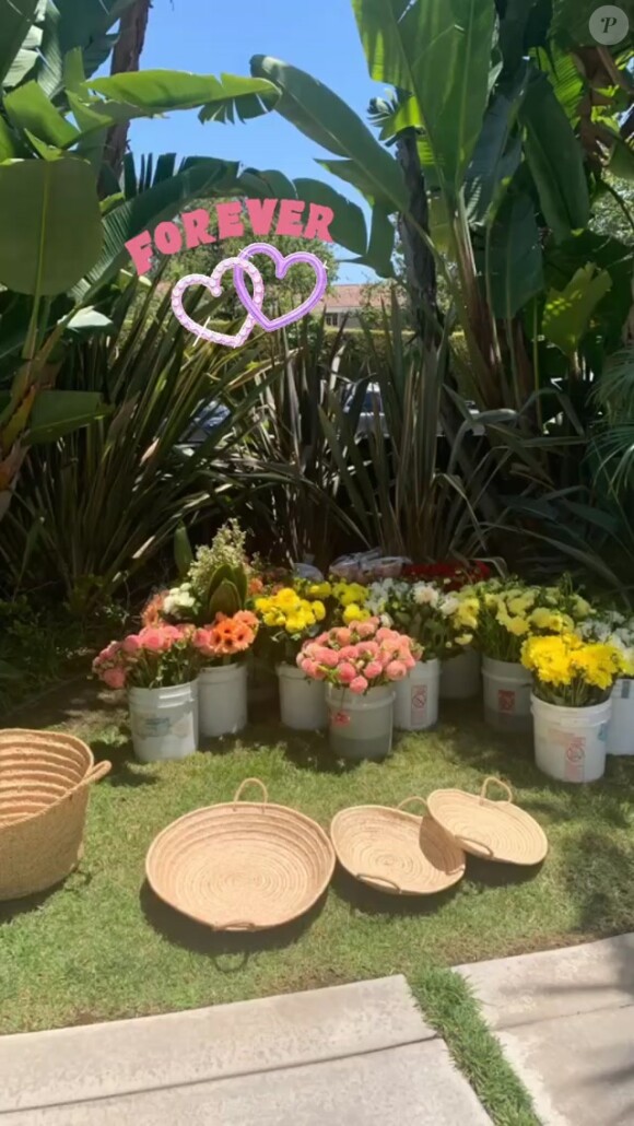Les fleurs utilisées lors de la cérémonie hommage à Johnny Hallyday sur une plage californienne avec Laeticia Hallyday, ses filles Jade et Joy. Le 15 juin 2020, jour de l'anniversaire du rockeur qui aurait fêté ses 77 ans.