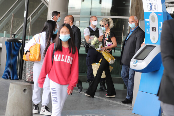 Semi-exclusif - Laeticia Hallyday et ses filles Jade et Joy arrivent, avec des masques de protection contre l'épidémie de coronavirus (Covid-19), à l'aéroport de Paris-Charles-de-Gaulle à Roissy-en-France, France, le 18 juin 2020.19/06/2020 - Roissy-en-France