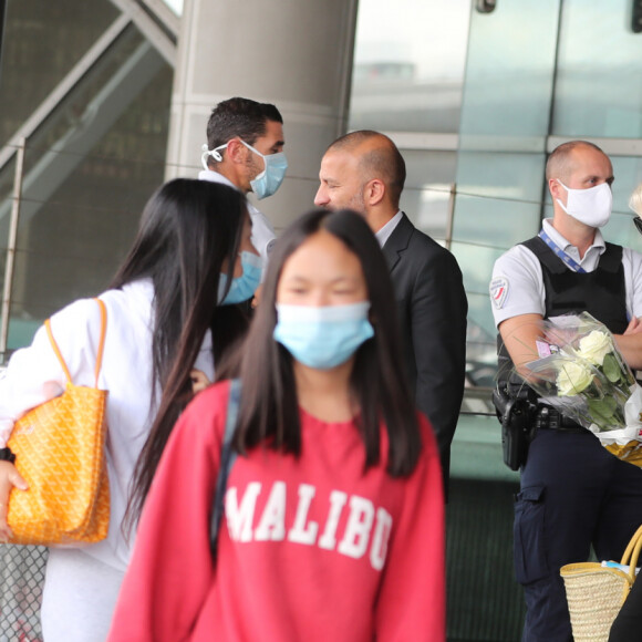 Semi-exclusif - Laeticia Hallyday et ses filles Jade et Joy arrivent, avec des masques de protection contre l'épidémie de coronavirus (Covid-19), à l'aéroport de Paris-Charles-de-Gaulle à Roissy-en-France, France, le 18 juin 2020.19/06/2020 - Roissy-en-France