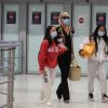 Semi-exclusif - Laeticia Hallyday et ses filles Jade et Joy arrivent, avec des masques de protection contre l'épidémie de coronavirus (Covid-19), à l'aéroport de Paris-Charles-de-Gaulle à Roissy-en-France, France, le 18 juin 2020.19/06/2020 - Roissy-en-France