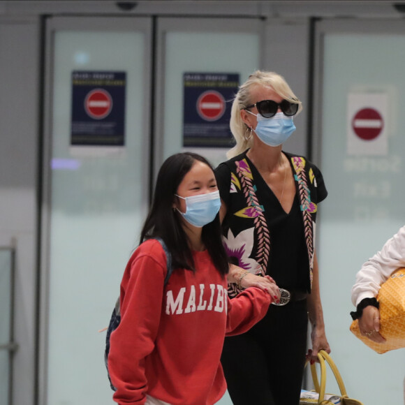 Semi-exclusif - Laeticia Hallyday et ses filles Jade et Joy arrivent, avec des masques de protection contre l'épidémie de coronavirus (Covid-19), à l'aéroport de Paris-Charles-de-Gaulle à Roissy-en-France, France, le 18 juin 2020.19/06/2020 - Roissy-en-France