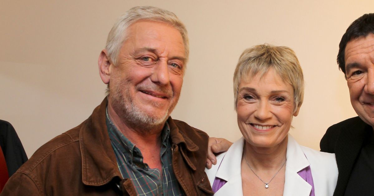 Simone Herault (voix dela SNCF), Patrick Poivey (voix de Bruce Willis