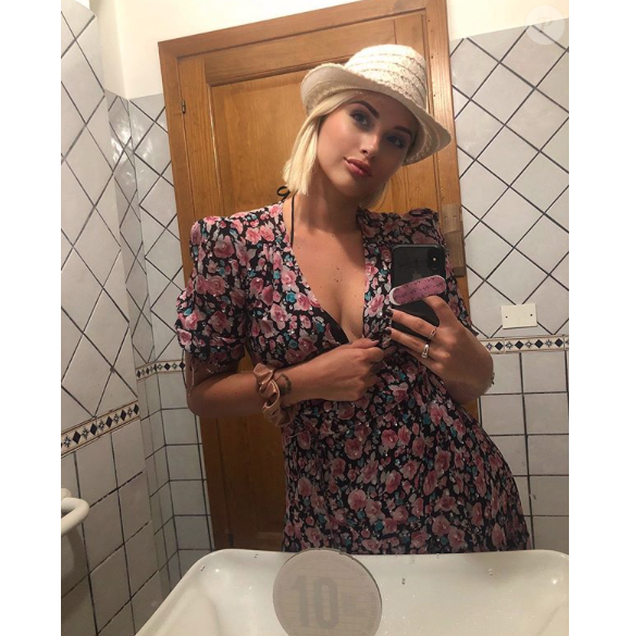 Kelly Vedovelli profite actuellement de vacances au soleil mais la jeune femme est victime de critiques sur les réseaux sociaux. Août 2019.