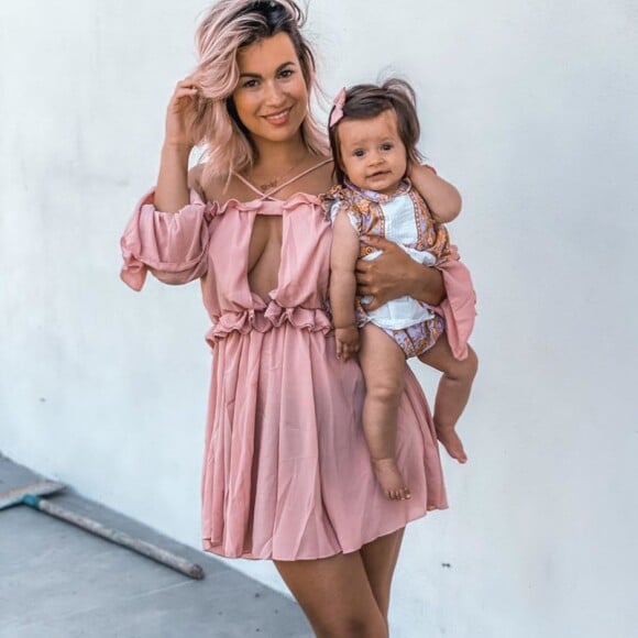 Carla Moreau divine en robe avec sa fille Ruby, le 27 avril 2020