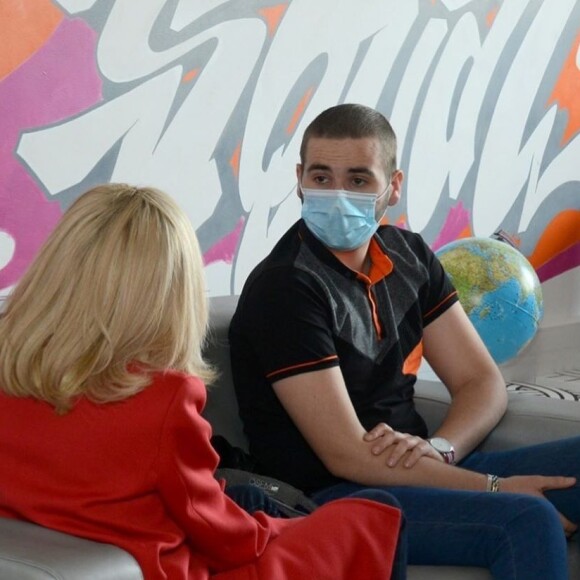 Après avoir été opérée de la rétine le 18 juin 2020, Brigitte Macron s'est rendue à Gustave-Roussy, centre régional de lutte contre le cancer situé à Villejuif, le 19 juin. La première dame a rencontré les jeunes patients et l'équipe du département de pédiatrie, mais a aussi découvert le nouveau scanner "in the box", financé par la Fondation Hôpitaux de Paris-Hôpitaux de France, dont elle est présidente.