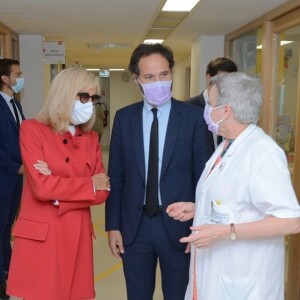 Après avoir été opérée de la rétine le 18 juin 2020, Brigitte Macron s'est rendue à Gustave-Roussy, centre régional de lutte contre le cancer situé à Villejuif, le 19 juin. La première dame a rencontré les jeunes patients et l'équipe du département de pédiatrie, mais a aussi découvert le nouveau scanner "in the box", financé par la Fondation Hôpitaux de Paris-Hôpitaux de France, dont elle est présidente.