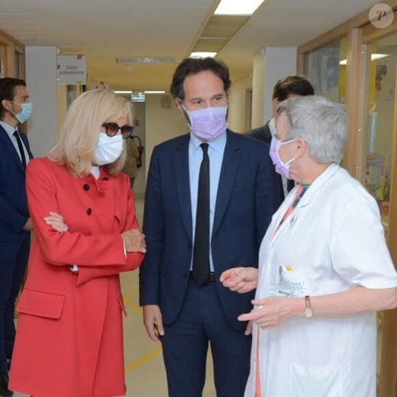 Après avoir été opérée de la rétine le 18 juin 2020, Brigitte Macron s'est rendue à Gustave-Roussy, centre régional de lutte contre le cancer situé à Villejuif, le 19 juin. La première dame a rencontré les jeunes patients et l'équipe du département de pédiatrie, mais a aussi découvert le nouveau scanner "in the box", financé par la Fondation Hôpitaux de Paris-Hôpitaux de France, dont elle est présidente.