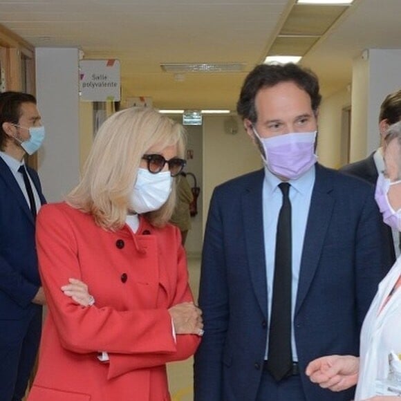 Après avoir été opérée de la rétine le 18 juin 2020, Brigitte Macron s'est rendue à Gustave-Roussy, centre régional de lutte contre le cancer situé à Villejuif, le 19 juin. La première dame a rencontré les jeunes patients et l'équipe du département de pédiatrie, mais a aussi découvert le nouveau scanner "in the box", financé par la Fondation Hôpitaux de Paris-Hôpitaux de France, dont elle est présidente.