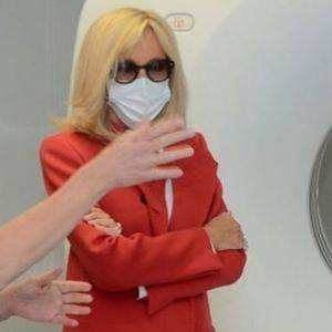 Après avoir été opérée de la rétine le 18 juin 2020, Brigitte Macron s'est rendue à Gustave-Roussy, centre régional de lutte contre le cancer situé à Villejuif, le 19 juin. La première dame a rencontré les jeunes patients et l'équipe du département de pédiatrie, mais a aussi découvert le nouveau scanner "in the box", financé par la Fondation Hôpitaux de Paris-Hôpitaux de France, dont elle est présidente.