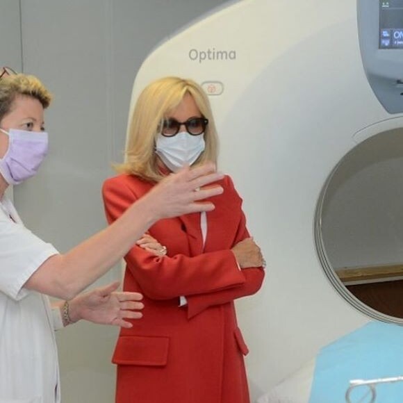Après avoir été opérée de la rétine le 18 juin 2020, Brigitte Macron s'est rendue à Gustave-Roussy, centre régional de lutte contre le cancer situé à Villejuif, le 19 juin. La première dame a rencontré les jeunes patients et l'équipe du département de pédiatrie, mais a aussi découvert le nouveau scanner "in the box", financé par la Fondation Hôpitaux de Paris-Hôpitaux de France, dont elle est présidente.