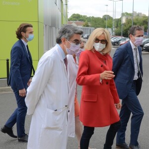 Après avoir été opérée de la rétine le 18 juin 2020, Brigitte Macron s'est rendue à Gustave-Roussy, centre régional de lutte contre le cancer situé à Villejuif, le 19 juin. La première dame a rencontré les jeunes patients et l'équipe du département de pédiatrie, mais a aussi découvert le nouveau scanner "in the box", financé par la Fondation Hôpitaux de Paris-Hôpitaux de France, dont elle est présidente.