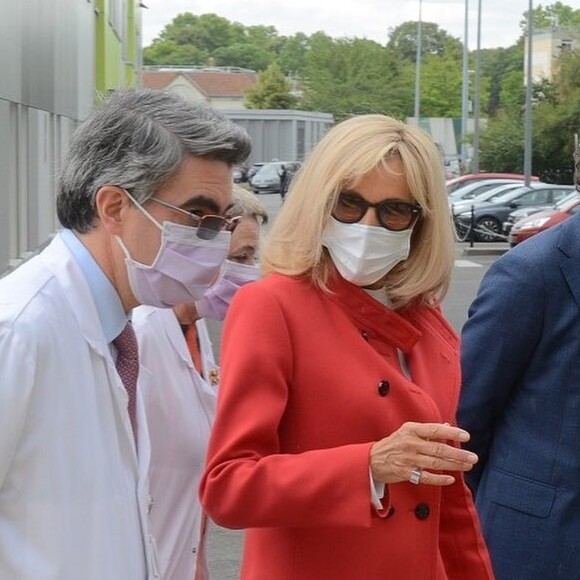 Après avoir été opérée de la rétine le 18 juin 2020, Brigitte Macron s'est rendue à Gustave-Roussy, centre régional de lutte contre le cancer situé à Villejuif, le 19 juin. La première dame a rencontré les jeunes patients et l'équipe du département de pédiatrie, mais a aussi découvert le nouveau scanner "in the box", financé par la Fondation Hôpitaux de Paris-Hôpitaux de France, dont elle est présidente.