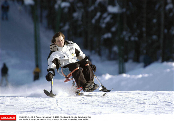 Alex Zanardi fait du ski avec son épouse Daniela et leur fils Nicolo à Asiago, en Italie. Janvier 2004.