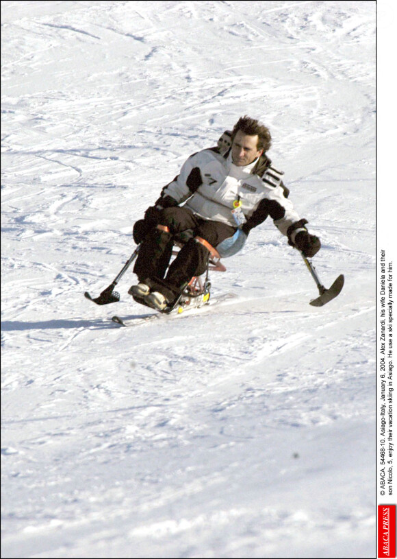 Alex Zanardi fait du ski avec son épouse Daniela et leur fils Nicolo à Asiago, en Italie. Janvier 2004.