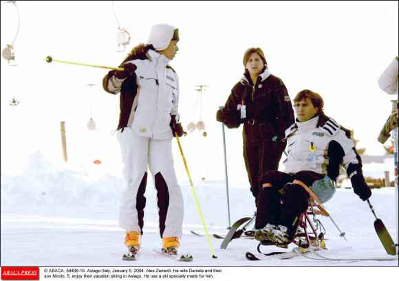 Alex Zanardi fait du ski avec son épouse Daniela et leur fils Nicolo à Asiago, en Italie. Janvier 2004.