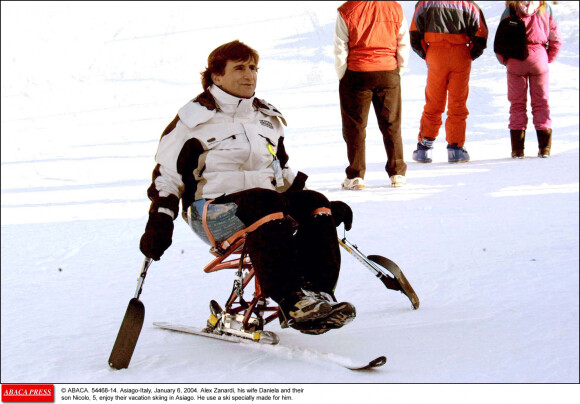 Alex Zanardi fait du ski avec son épouse Daniela et leur fils Nicolo à Asiago, en Italie. Janvier 2004.