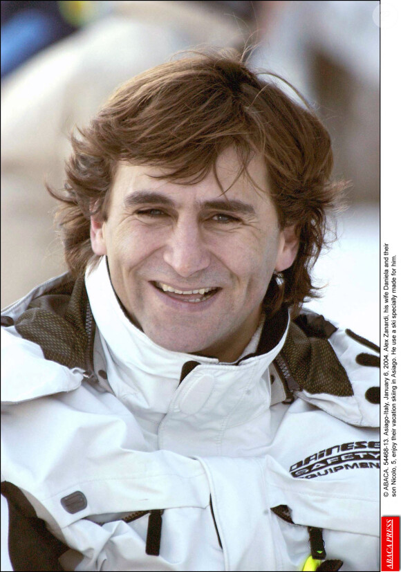 Alex Zanardi fait du ski avec son épouse Daniela et leur fils Nicolo à Asiago, en Italie. Janvier 2004.