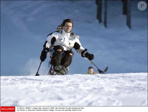 Alex Zanardi fait du ski avec son épouse Daniela et leur fils Nicolo à Asiago, en Italie. Janvier 2004.