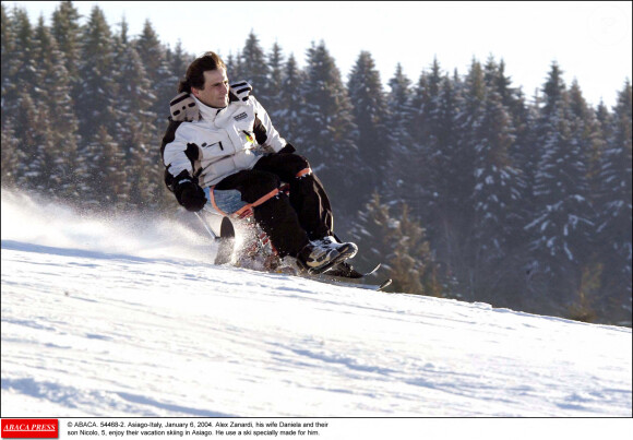 Alex Zanardi fait du ski avec son épouse Daniela et leur fils Nicolo à Asiago, en Italie. Janvier 2004.