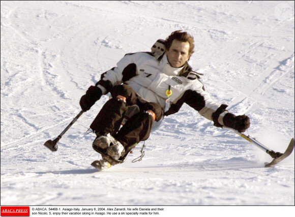 Alex Zanardi fait du ski avec son épouse Daniela et leur fils Nicolo à Asiago, en Italie. Janvier 2004.