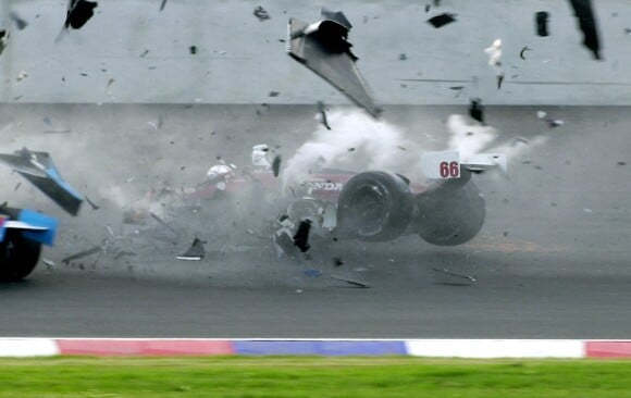 Alex Zanardi a été amputé des deux jambes suite à un accident lors d'une course automobile à l'EuroSpeedway Lausitz. Klettwitz, Allemagne, le 15 septembre 2001.