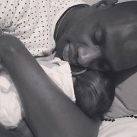 Omar Sy assoupi avec bébé dans les bras : rare photo pour la fête des Pères