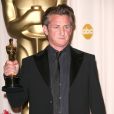 Sean Penn sacré meilleur acteur aux Oscars 2009 pour son rôle dans le film "Harvey Milk".