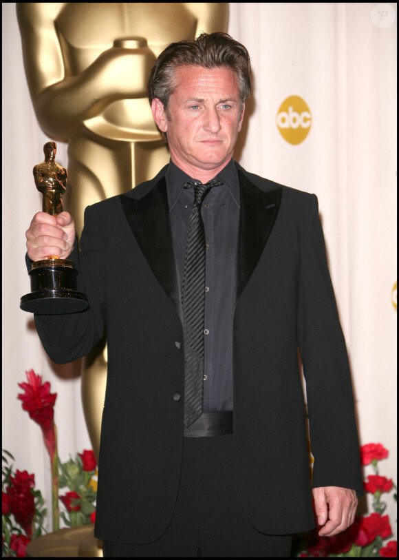 Sean Penn sacré meilleur acteur aux Oscars 2009 pour son rôle dans le film "Harvey Milk".